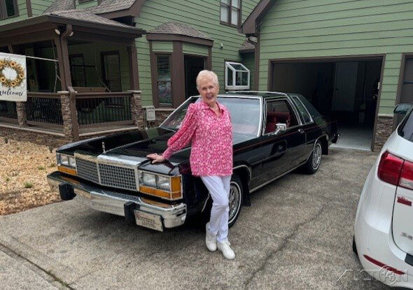 Ford-Crown-Victoria-1981-Coupe-10