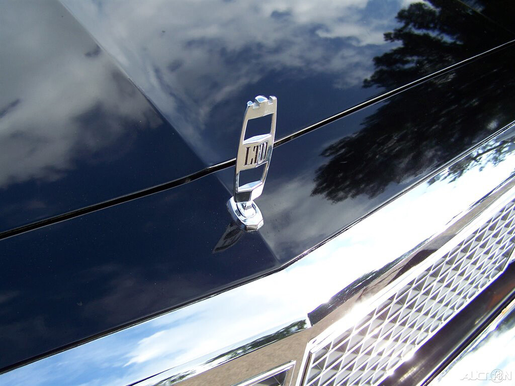 Ford-Crown-Victoria-1981-Coupe-13