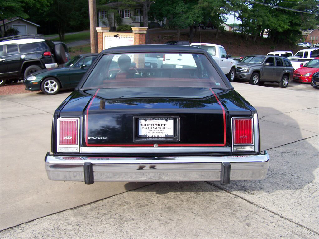 Ford-Crown-Victoria-1981-Coupe-15