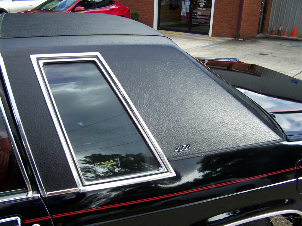 Ford-Crown-Victoria-1981-Coupe-17