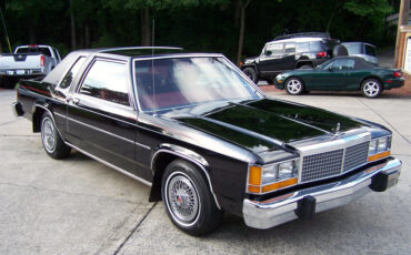 Ford-Crown-Victoria-1981-Coupe-2
