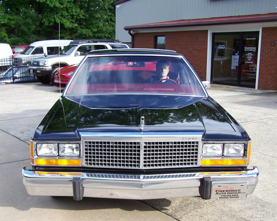 Ford-Crown-Victoria-1981-Coupe-21