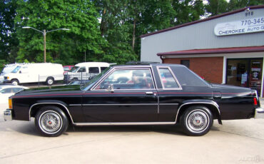 Ford-Crown-Victoria-1981-Coupe-23