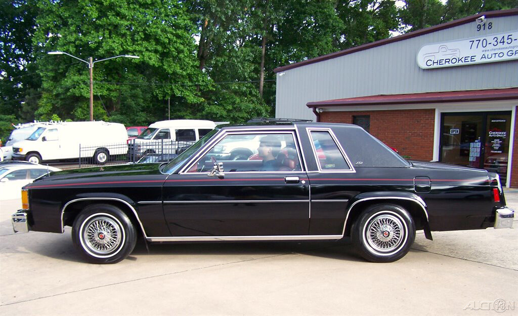 Ford-Crown-Victoria-1981-Coupe-23
