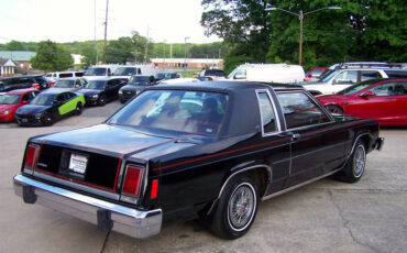 Ford-Crown-Victoria-1981-Coupe-3