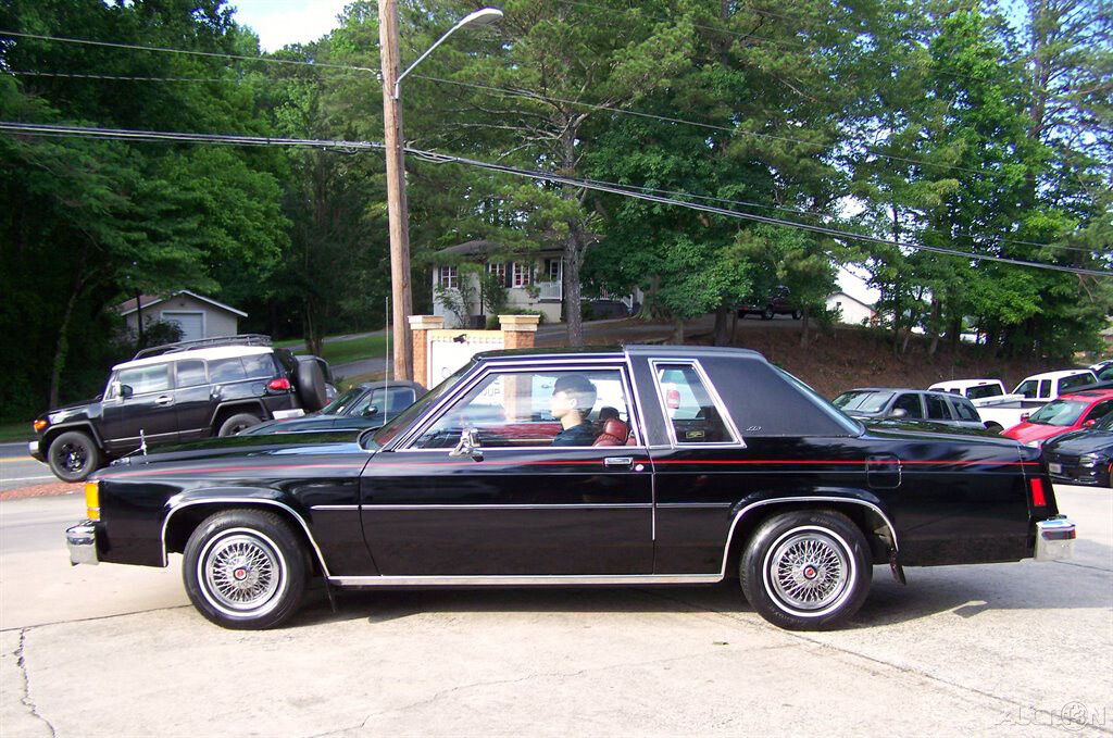 Ford-Crown-Victoria-1981-Coupe-6