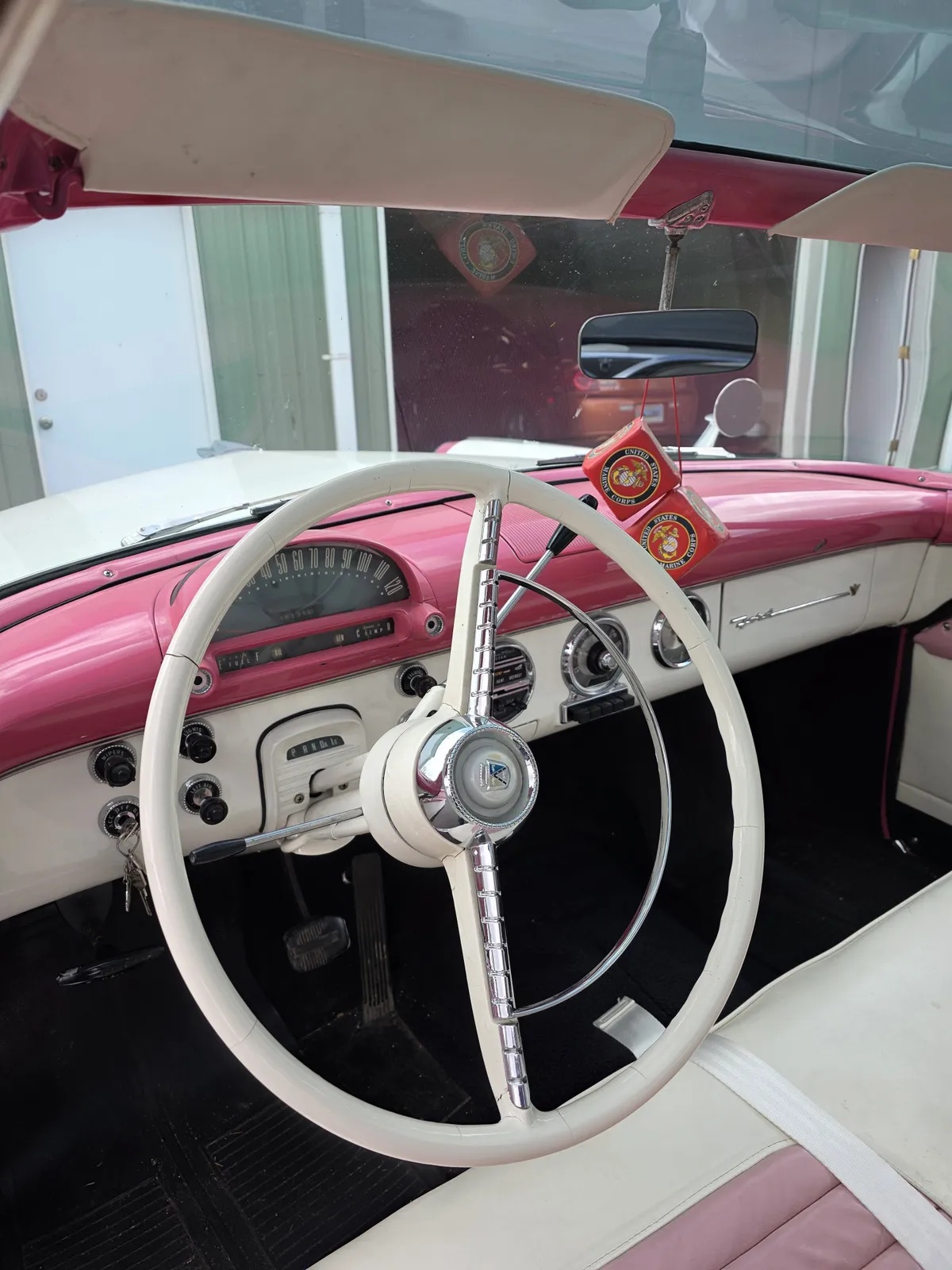 Ford-Crown-victoria-1955-Coral-And-White-Coral-And-White-2