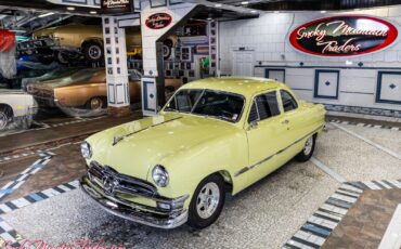 Ford-Custom-Deluxe-1950