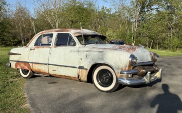 Ford-Custom-Deluxe-1951-Sedan-1