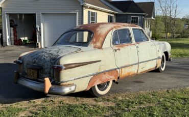 Ford-Custom-Deluxe-1951-Sedan-2