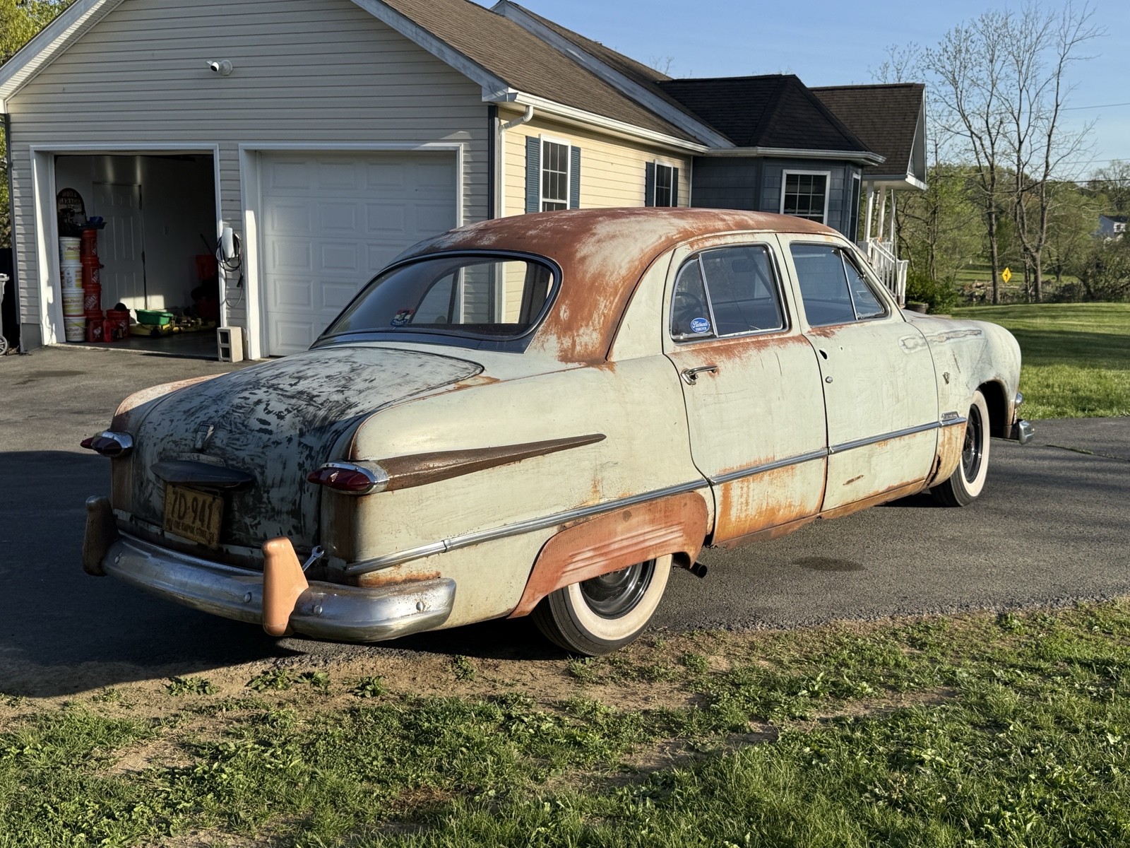 Ford-Custom-Deluxe-1951-Sedan-2