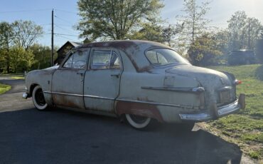 Ford-Custom-Deluxe-1951-Sedan-3