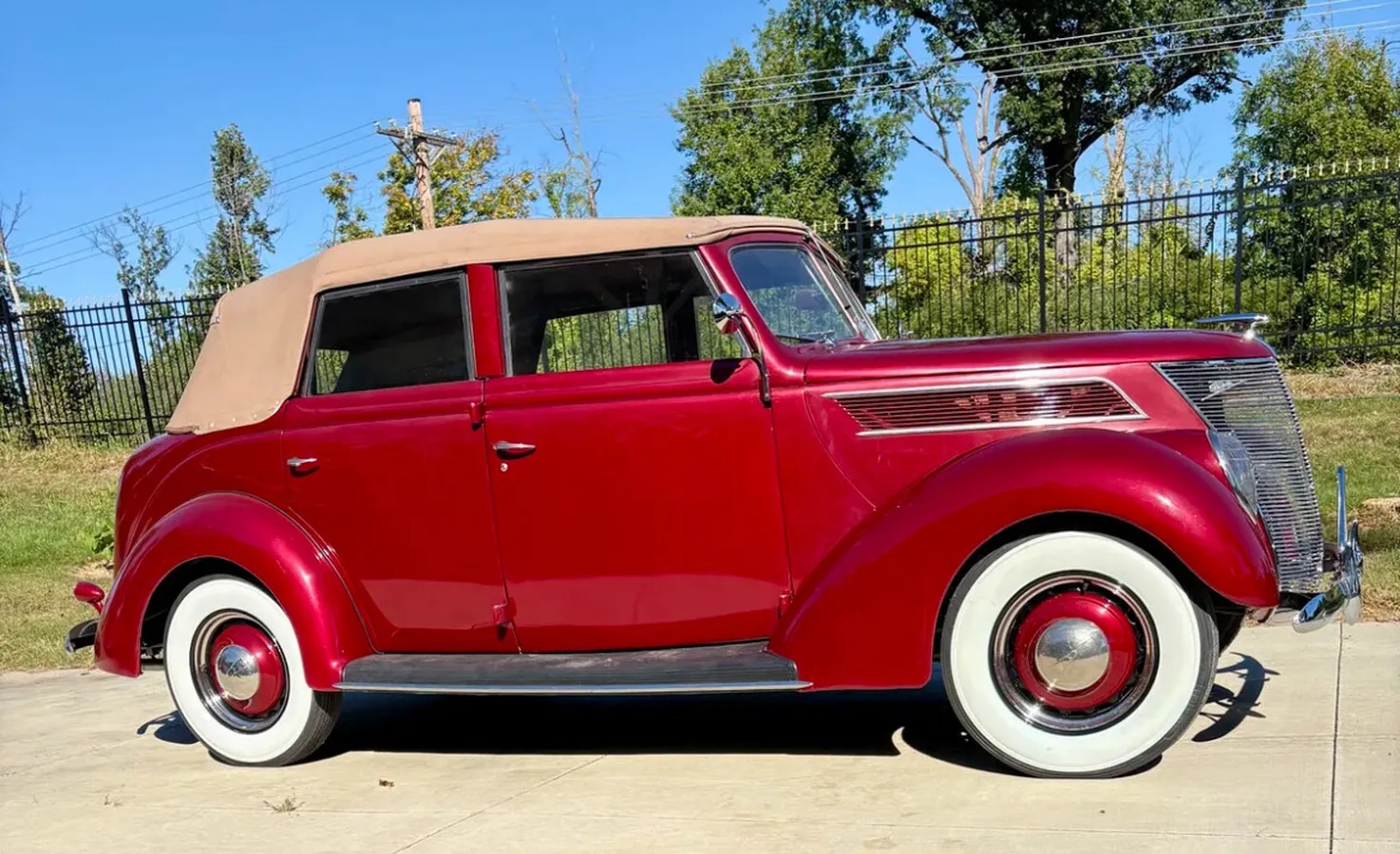 Ford-Deluxe-1937-Red-Tan-1
