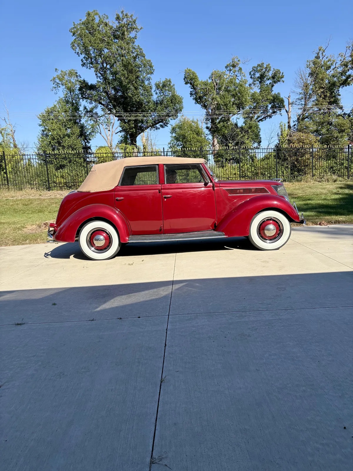Ford-Deluxe-1937-Red-Tan-2