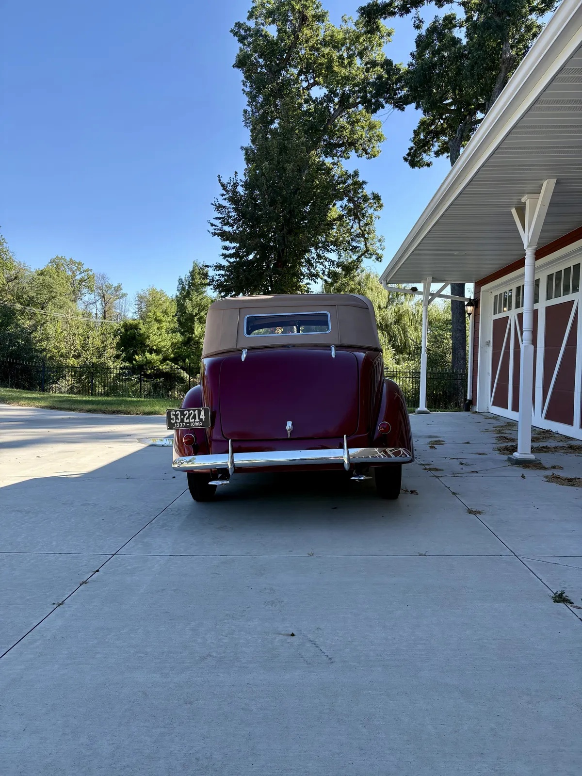 Ford-Deluxe-1937-Red-Tan-3