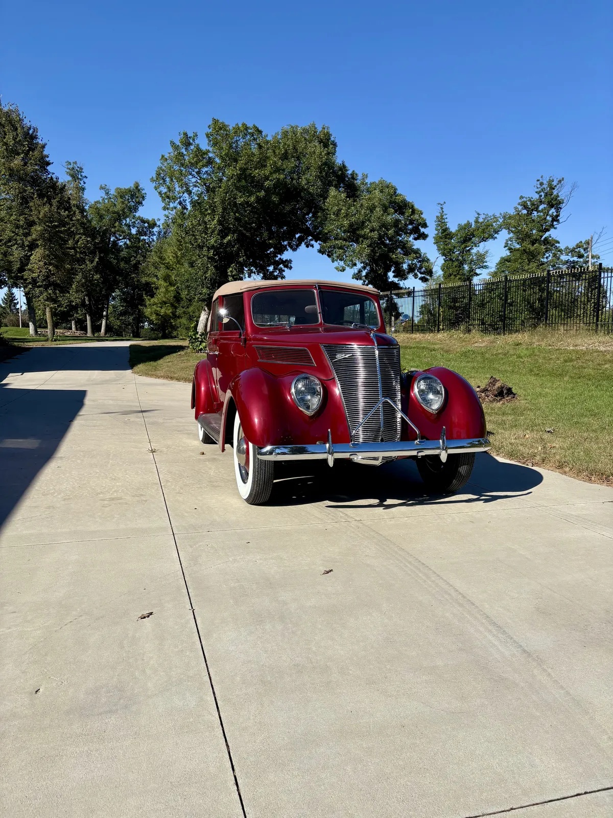 Ford-Deluxe-1937-Red-Tan-4