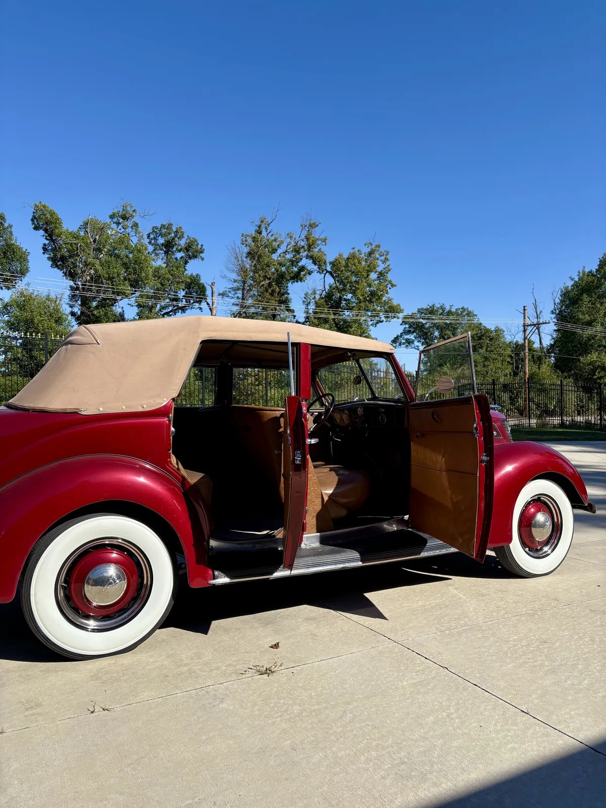 Ford-Deluxe-1937-Red-Tan-5