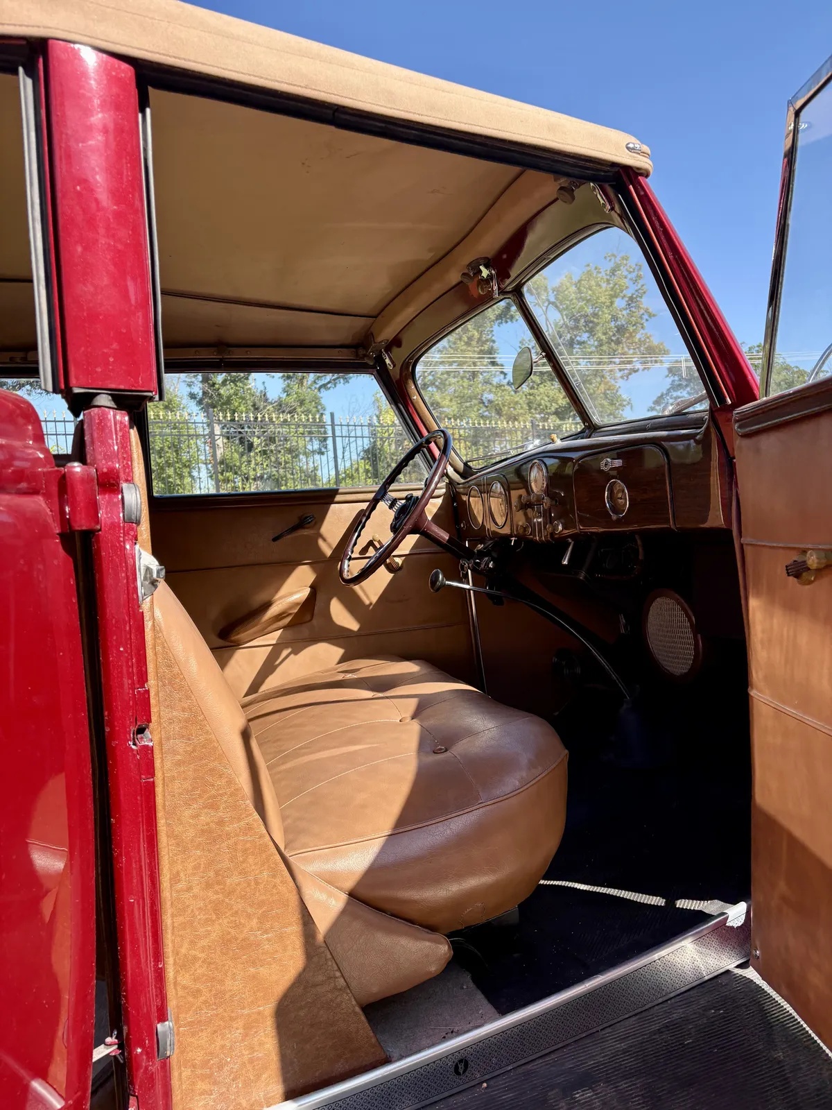 Ford-Deluxe-1937-Red-Tan