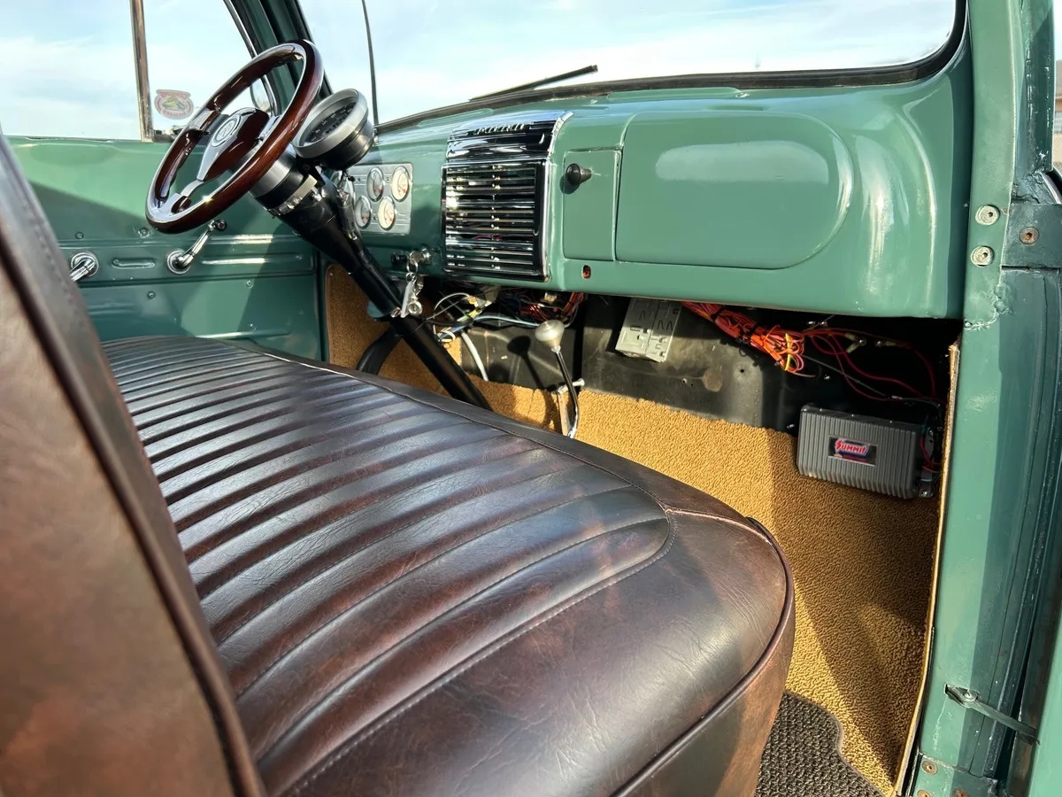 Ford-F-1-1949-Meadow-Green-Brown-12