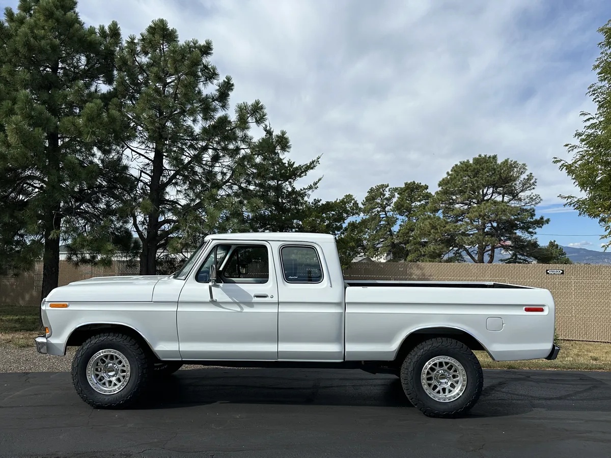 Ford-F-250-1975-Performance-White-Black-1