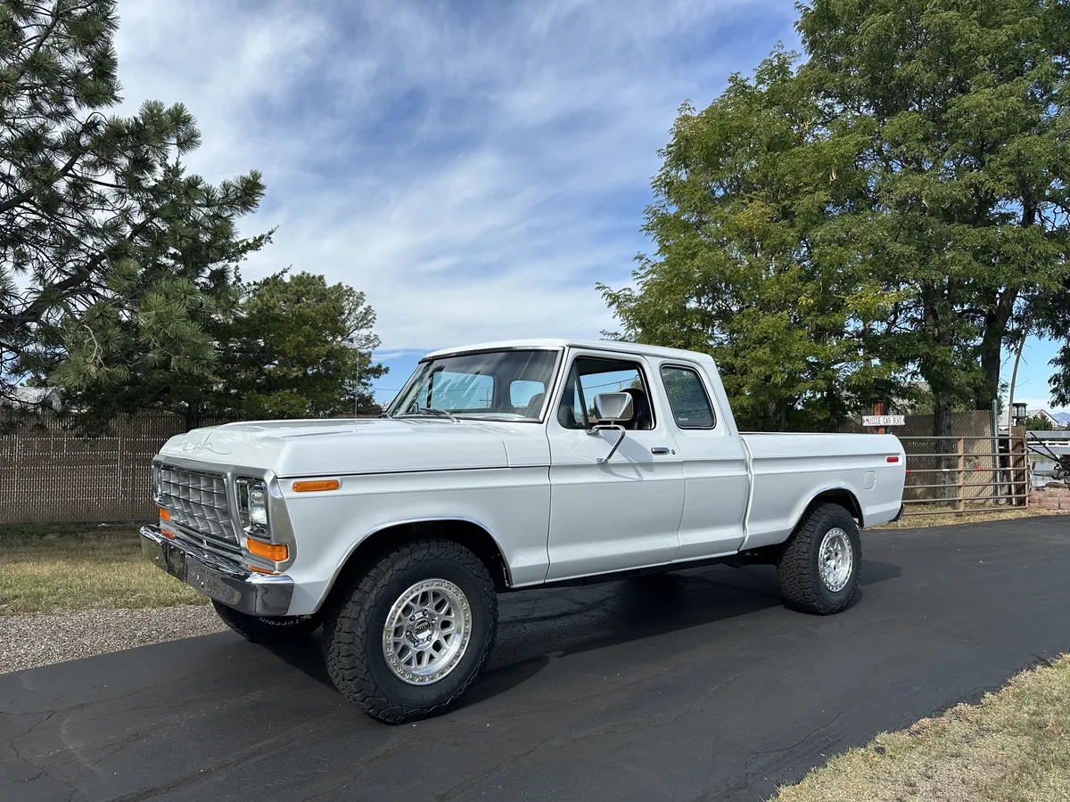 Ford-F-250-1975-Performance-White-Black-14