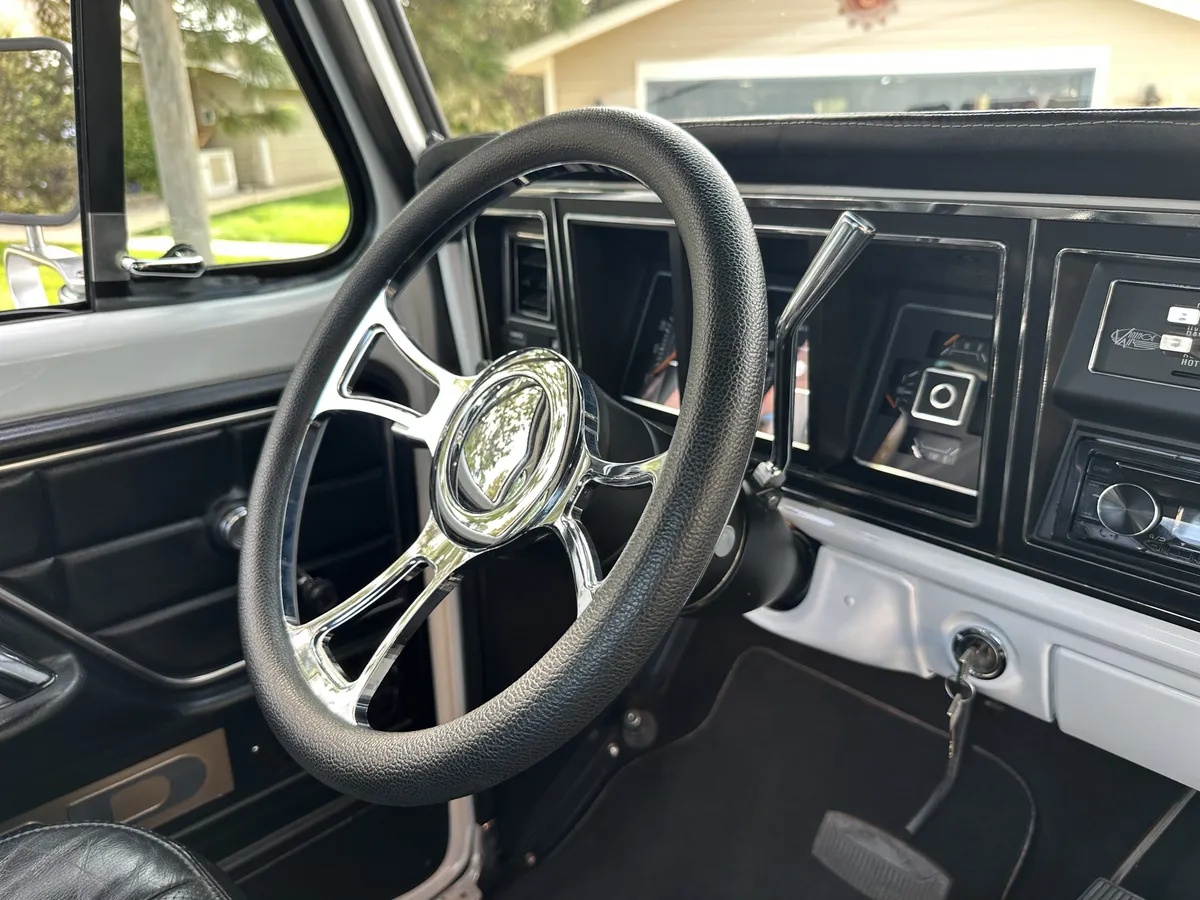 Ford-F-250-1975-Performance-White-Black-16