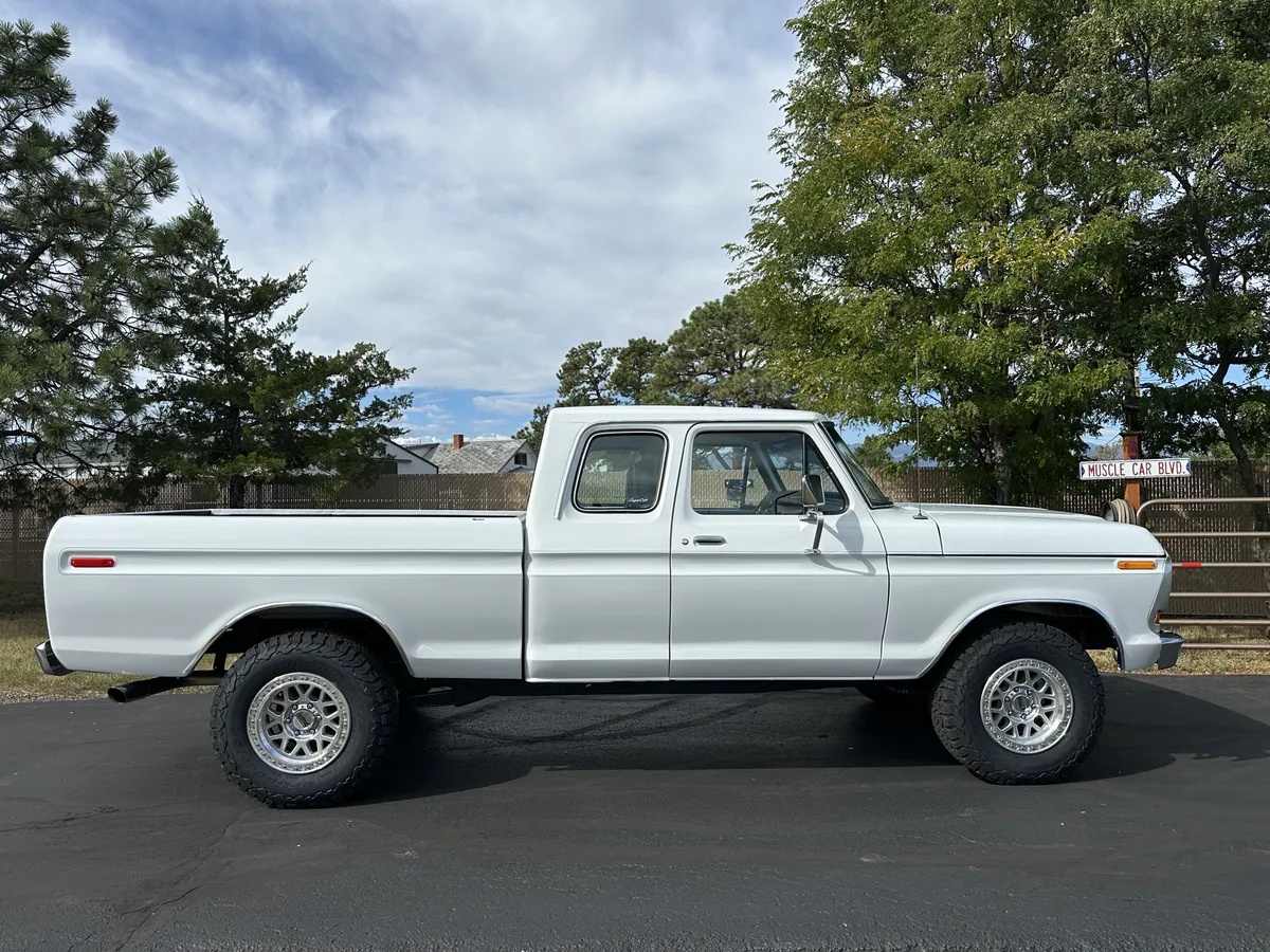 Ford-F-250-1975-Performance-White-Black-4