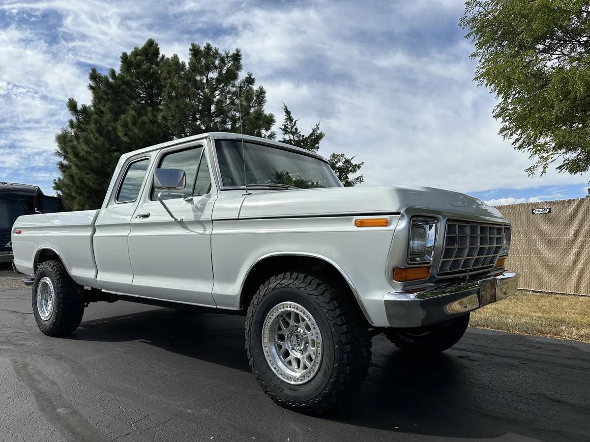 Ford-F-250-1975-Performance-White-Black-5