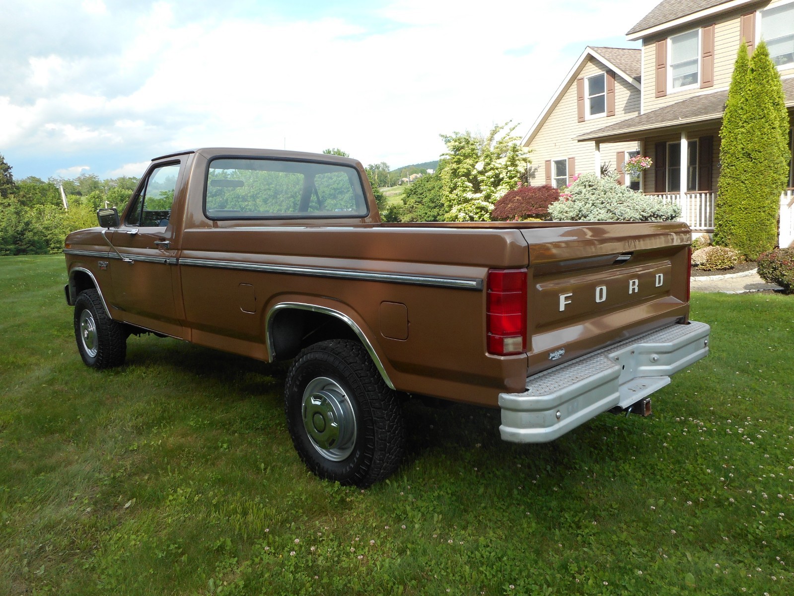 Ford-F-250-1986-Standard-Cab-Pickup-2