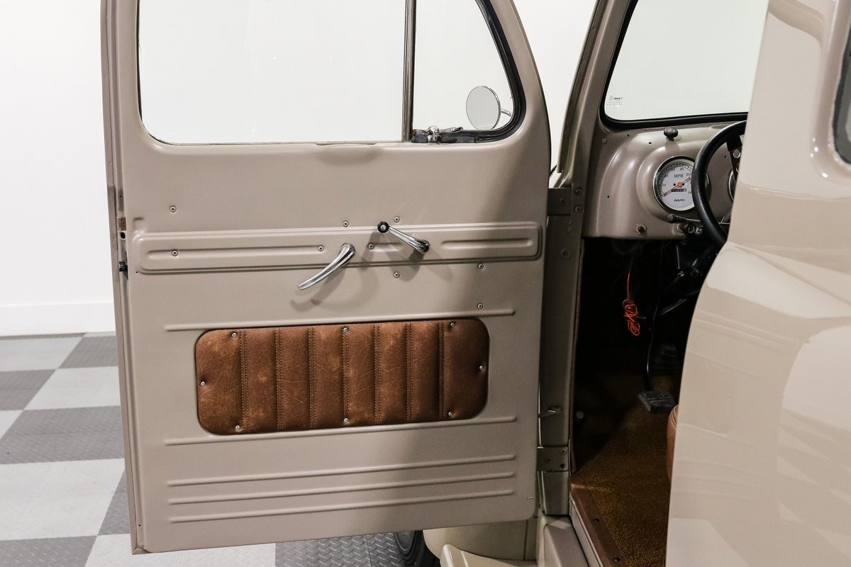 Ford-F1-1952-Pickup-Truck-13