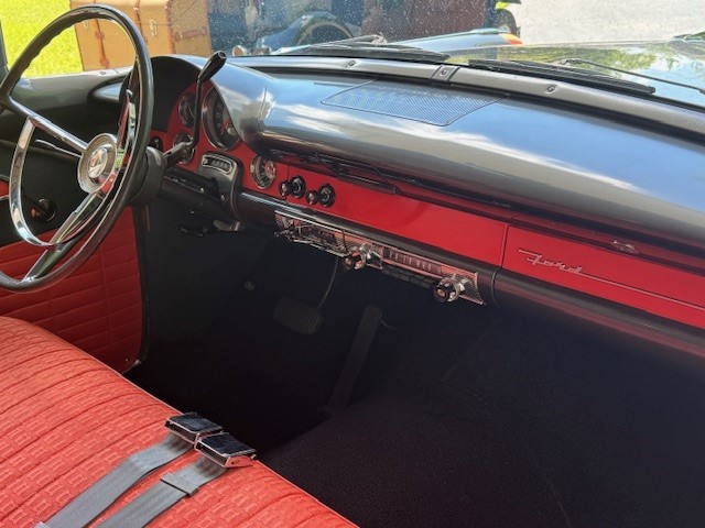 Ford-Fairlane-1956-Sedan-9