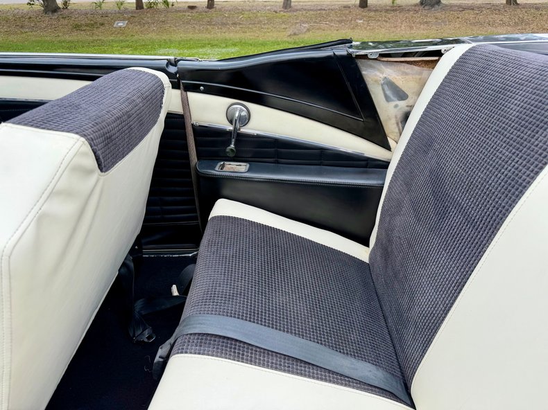 Ford-Fairlane-1957-Colonial-White-White-30