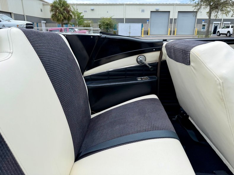 Ford-Fairlane-1957-Colonial-White-White-37