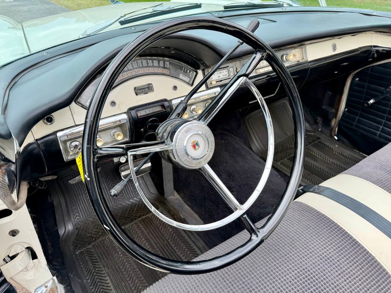 Ford-Fairlane-1957-Colonial-White-White-39