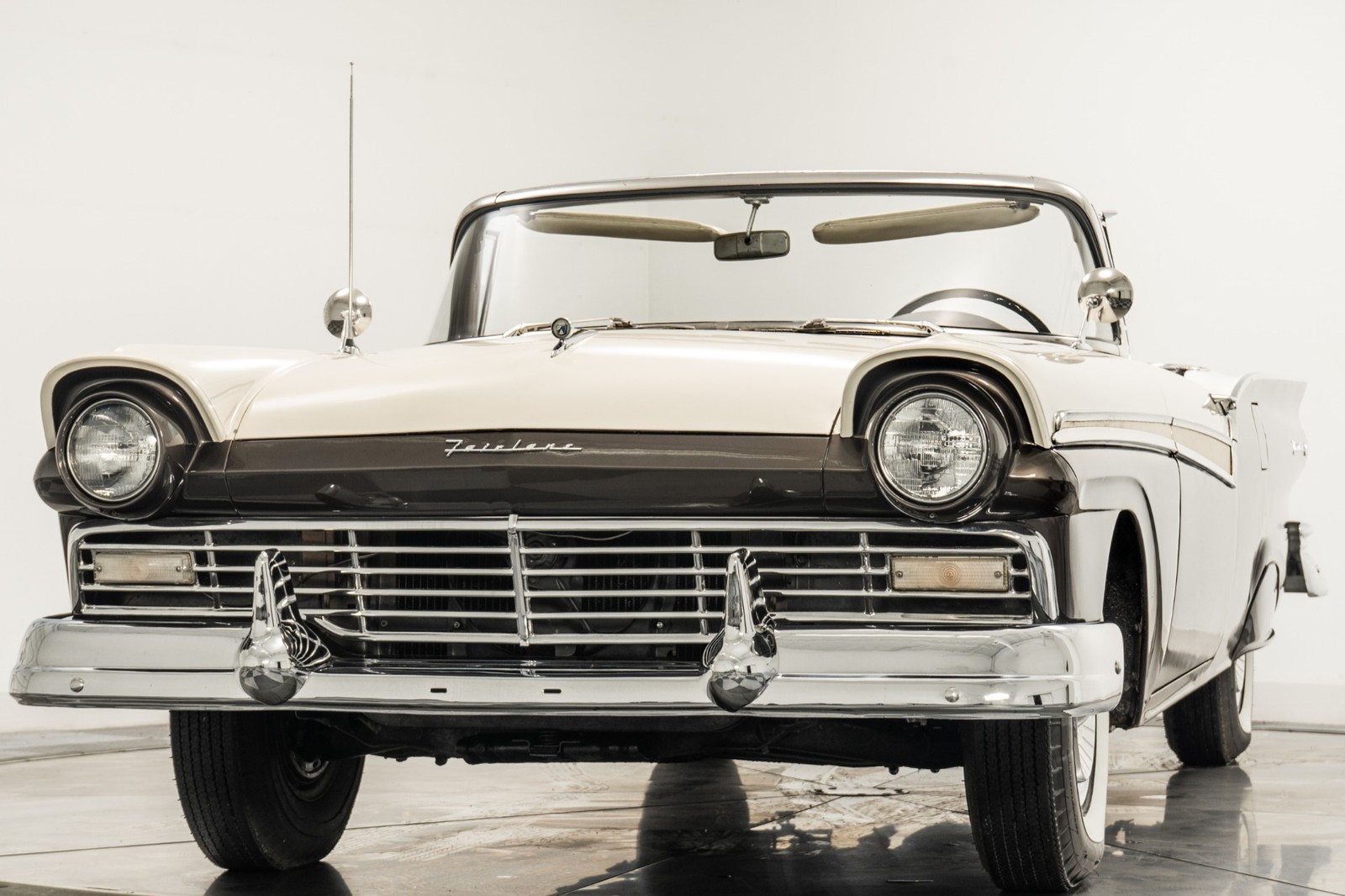 Ford-Fairlane-1957-Coupe-4