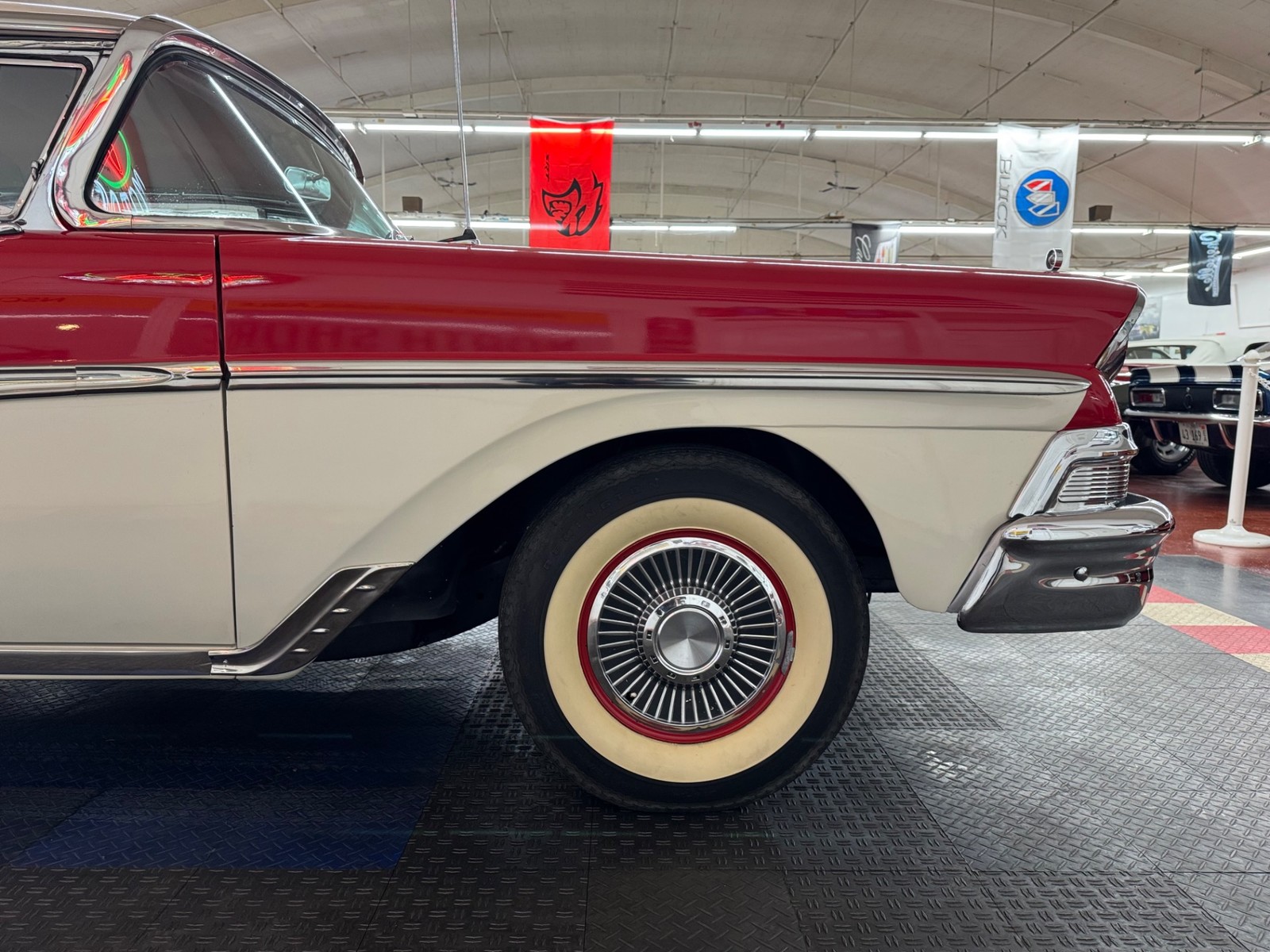 Ford-Fairlane-1958-2-Door-32