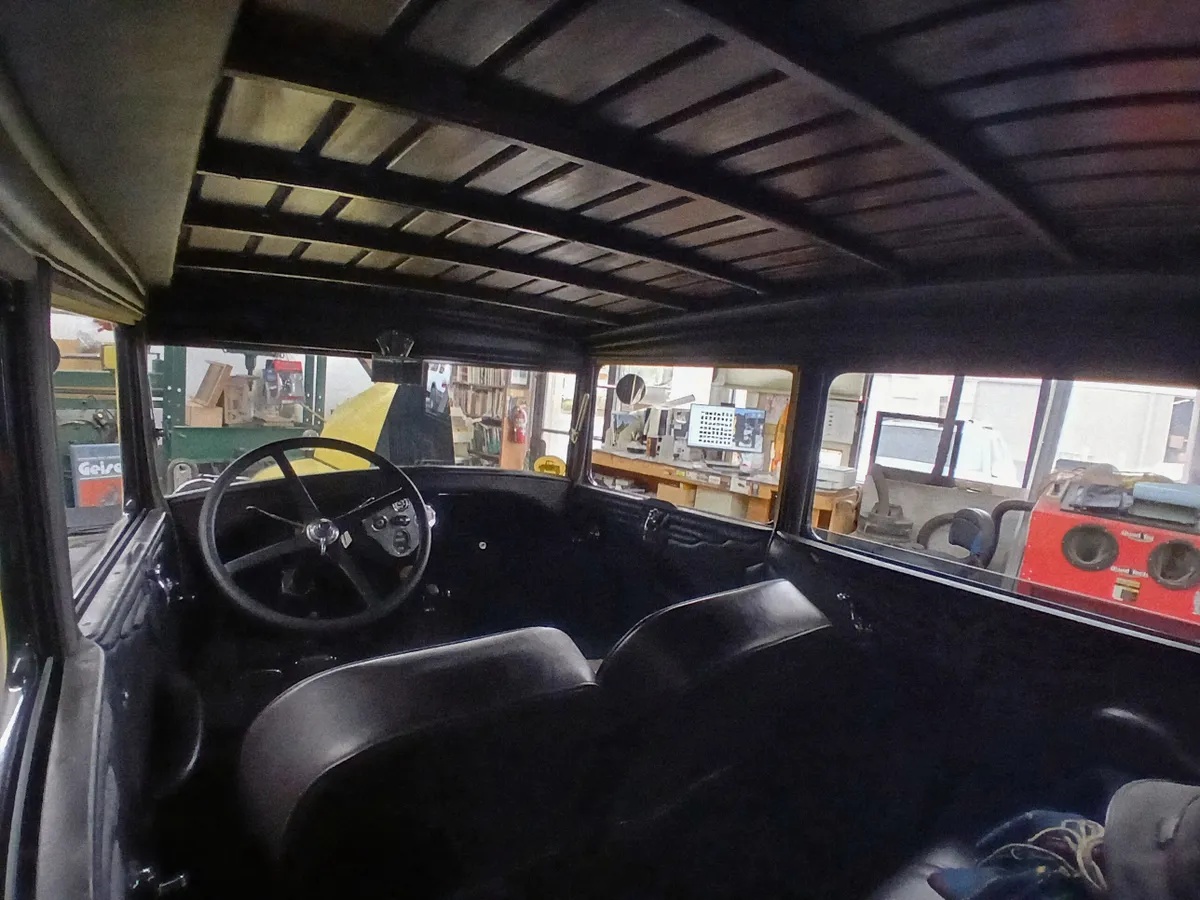 Ford-Model-a-1928-Yellow-Walnut-Brown-10