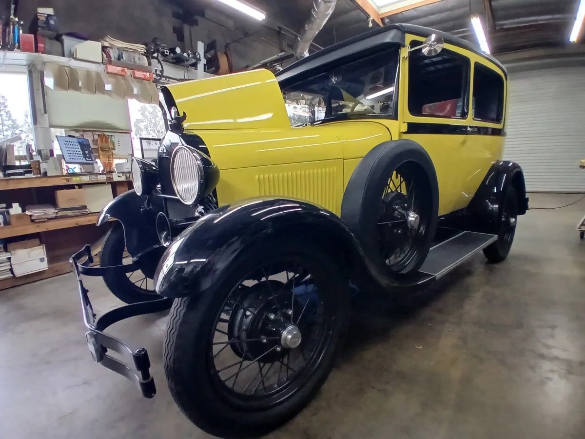 Ford-Model-a-1928-Yellow-Walnut-Brown-3