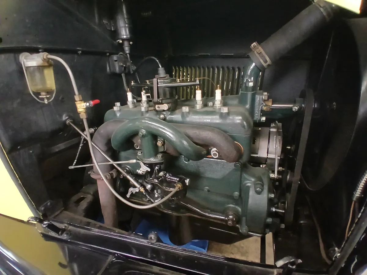 Ford-Model-a-1928-Yellow-Walnut-Brown-5