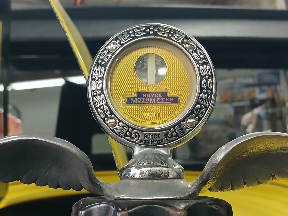 Ford-Model-a-1928-Yellow-Walnut-Brown-6