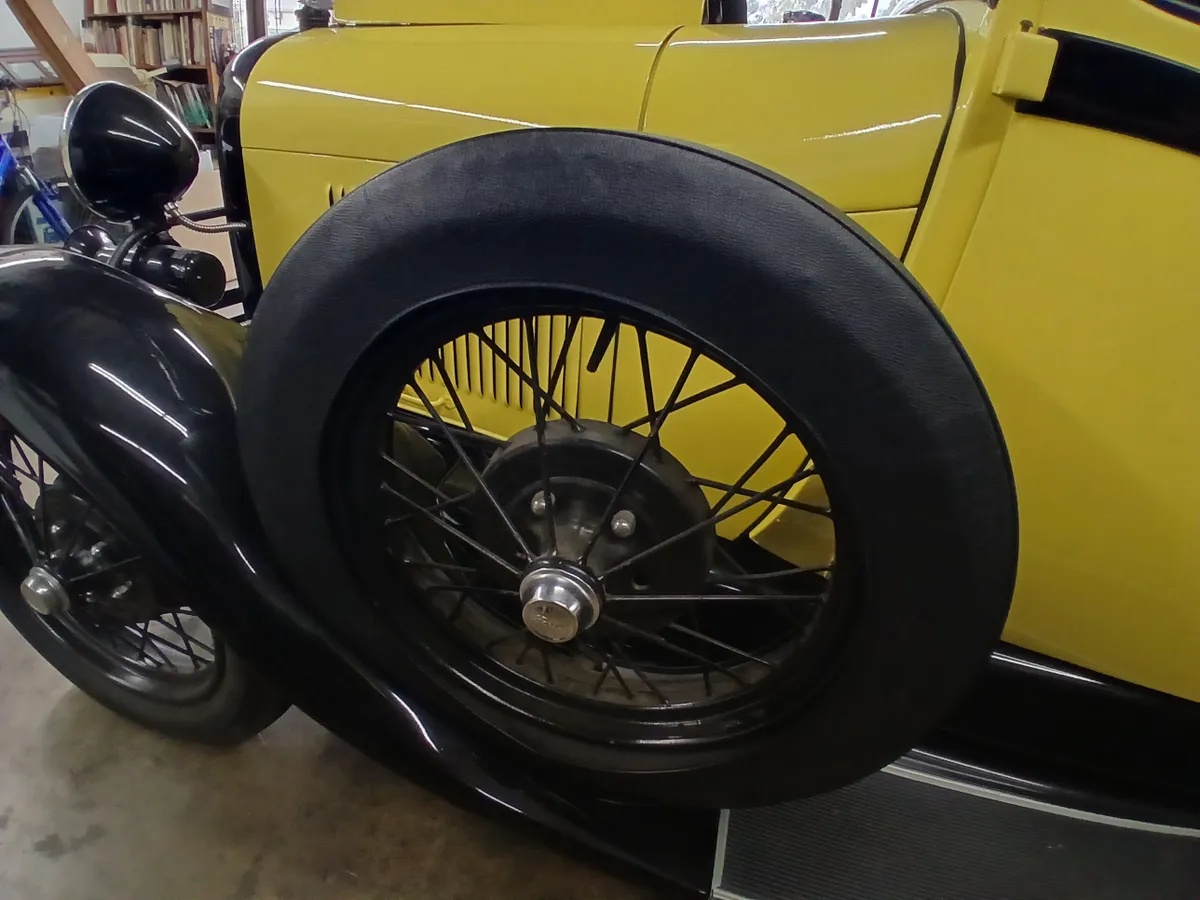 Ford-Model-a-1928-Yellow-Walnut-Brown-7