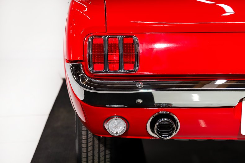 Ford-Mustang-1966-Candy-Apple-Red-Black-Pony-45