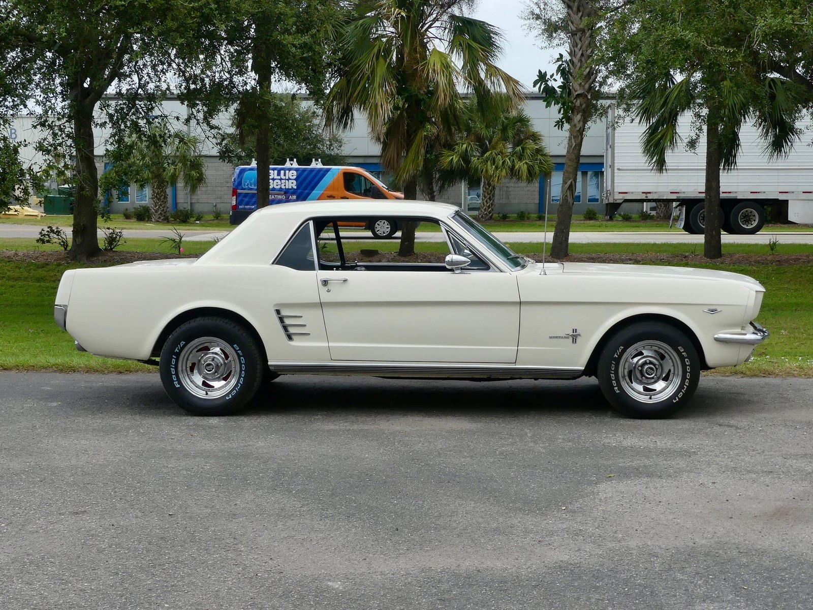 Ford-Mustang-1966-Coupe-2