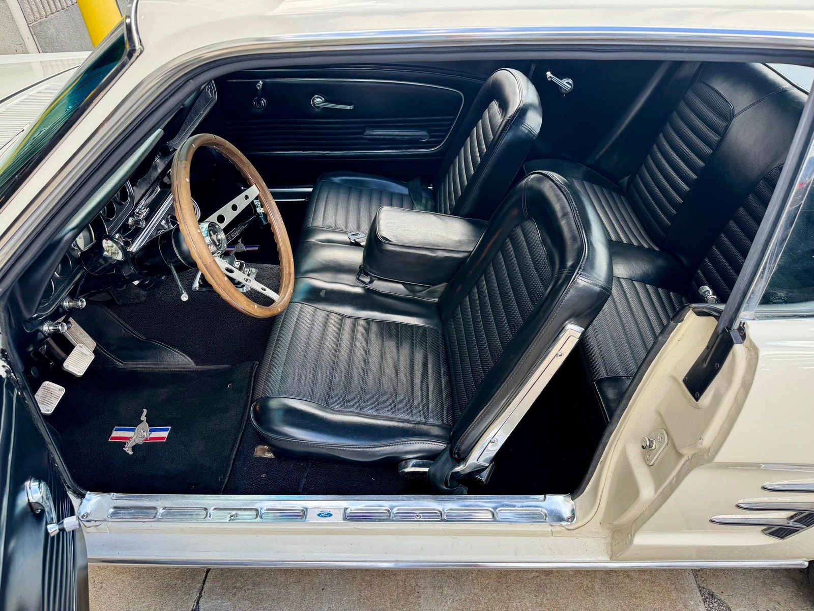 Ford-Mustang-1966-Coupe-3