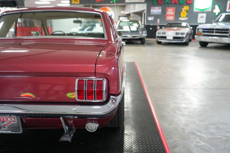 Ford-Mustang-1966-Maroon-Tan-43