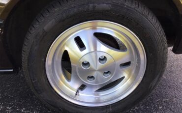 Ford-Mustang-1983-Brown-White-17