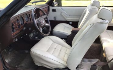 Ford-Mustang-1983-Brown-White-24