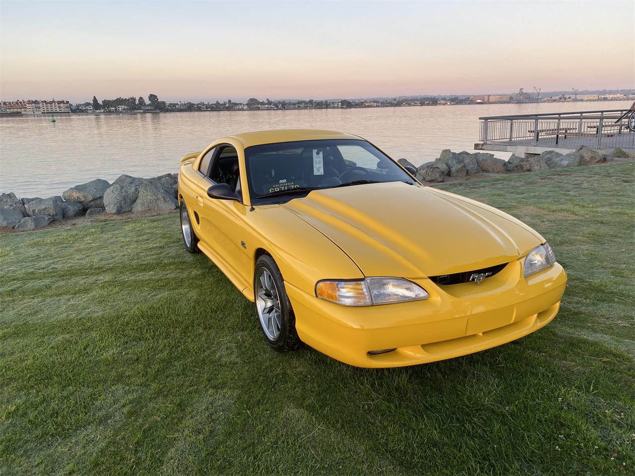 Ford-Mustang-gt-1994-Canary-Yellow-Black-3