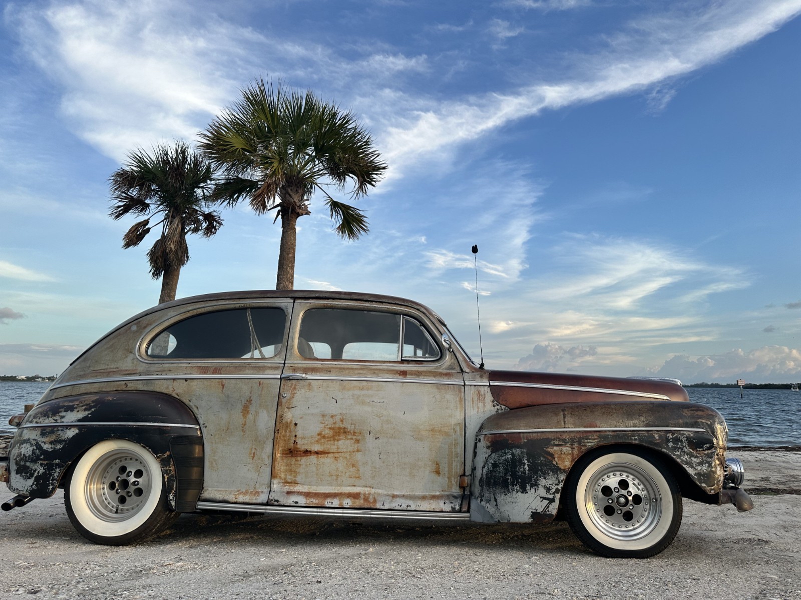 Ford Super Deluxe 1946 Sedan