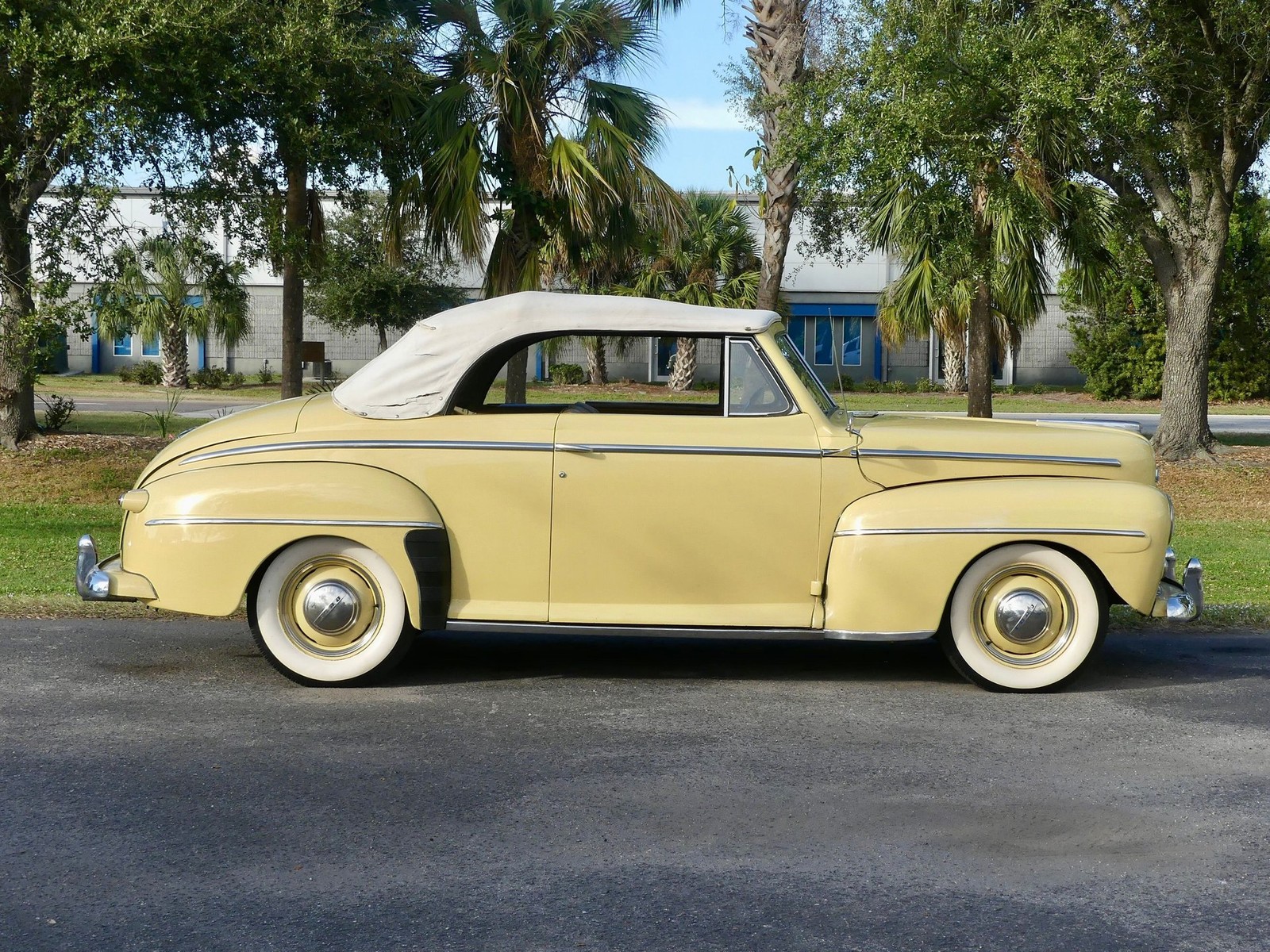 Ford-Super-Deluxe-1948-Convertible-2